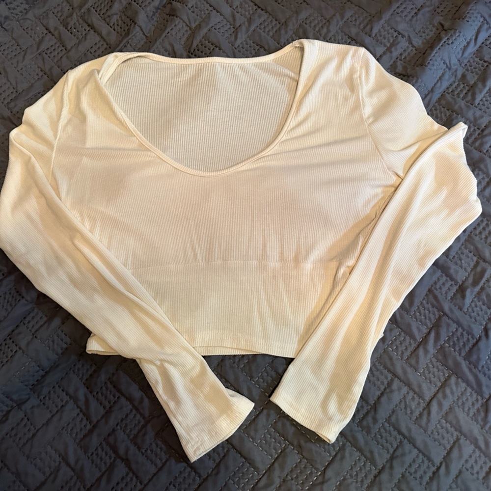 Scoop neck crop tee